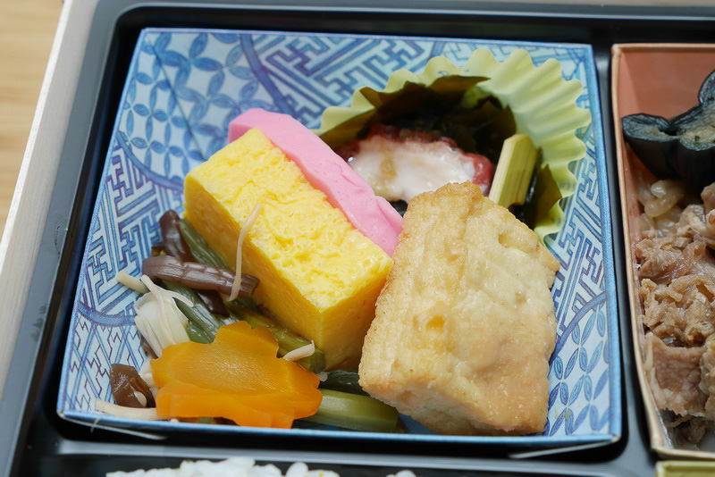 前菜エリア。蛸とわかめのマリネ、蒲鉾、卵焼き、豆腐田楽、山菜漬、人参の煮物。全体的にあっさりとした味付け