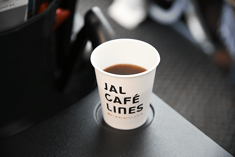 ドリップ仕立てで圧倒的に美味しくなったjalの国内線コーヒーを飲んでみた 普通席でもファーストクラス同等のコーヒーが味わえる トラベル Watch Watch