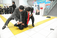 押さえつける