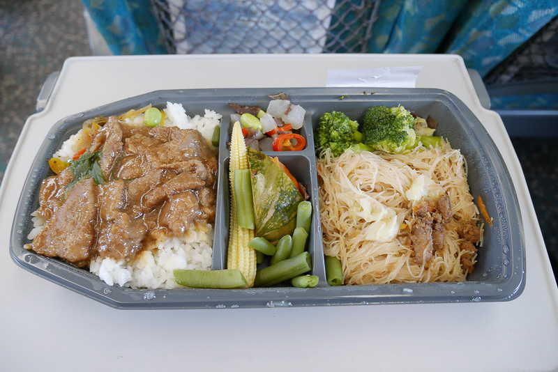 容器は、台湾高鉄の先頭車両を模した形状。温かい状態で販売されている