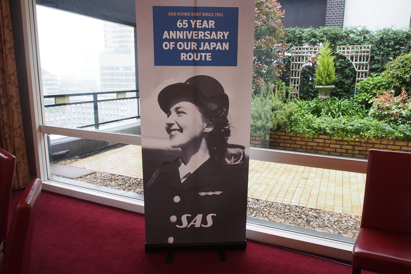日本就航65周年を示す垂れ幕