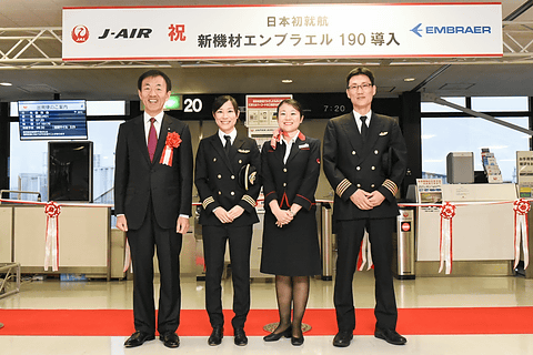 日本初就航した、J-AIRの新型機「エンブラエル 190」就航初便