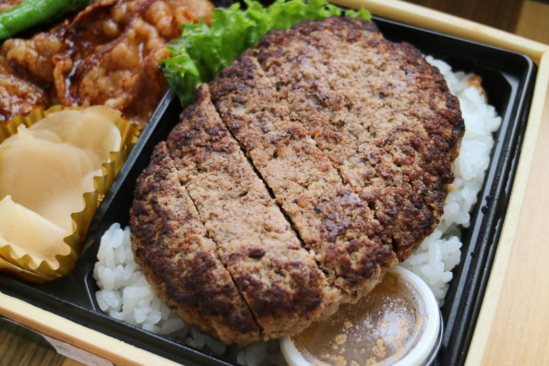 ドーンと入っているハンバーグ