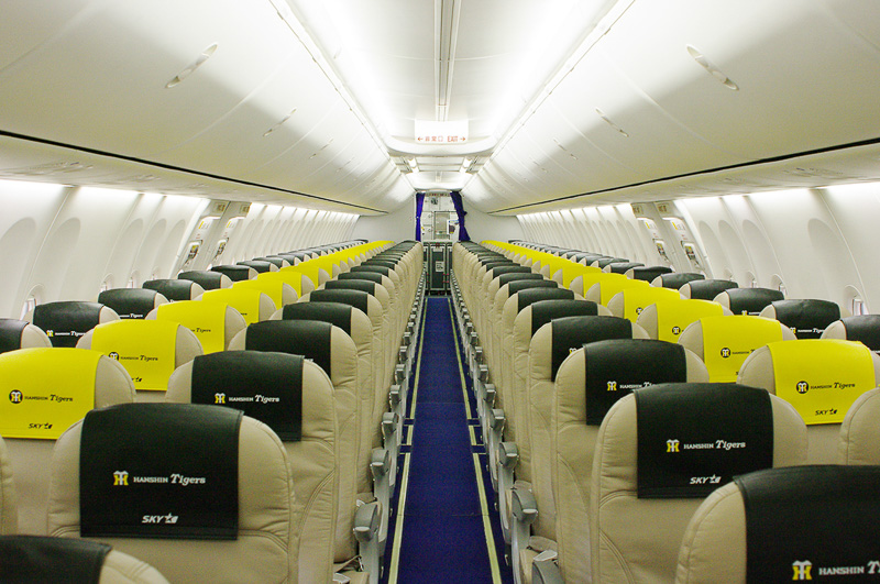 機内はこのようにタイガースカラーのストライプが壮観だ。なおこの写真のみ5月21日の一般公開時に撮影したもの