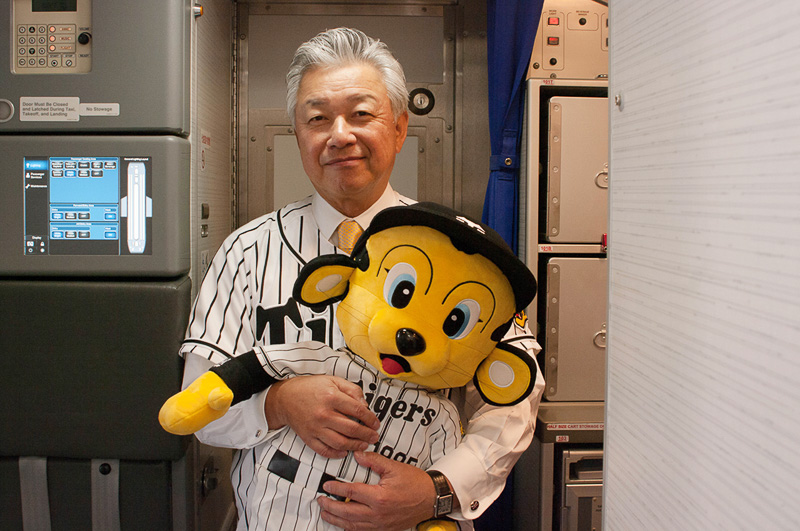 スカイマークの佐山会長も縦縞のユニホーム姿で搭乗