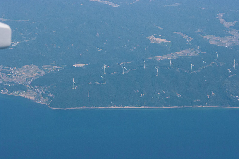 「KAKEF」通過時は風力発電機がならぶ風景が見られた