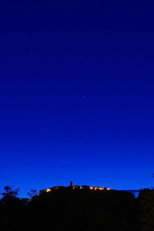 日没後のチヴィタ・ディ・バーニョレージョ