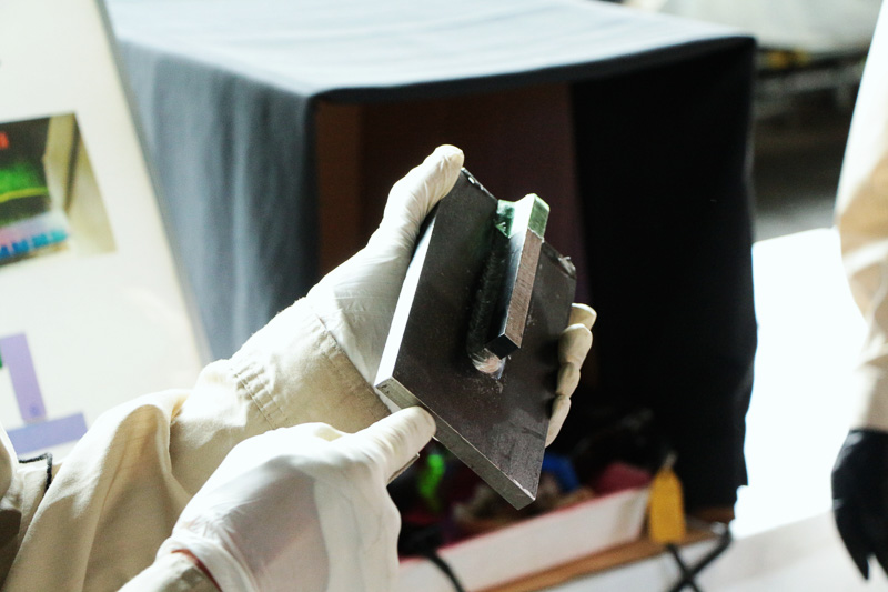 一見、何の問題もなさそうに見える鋼材ではあるが、ちゃんと検査を行えば物質を壊すこともなく損傷を確認できる。指さしている緑色の部分がクラック