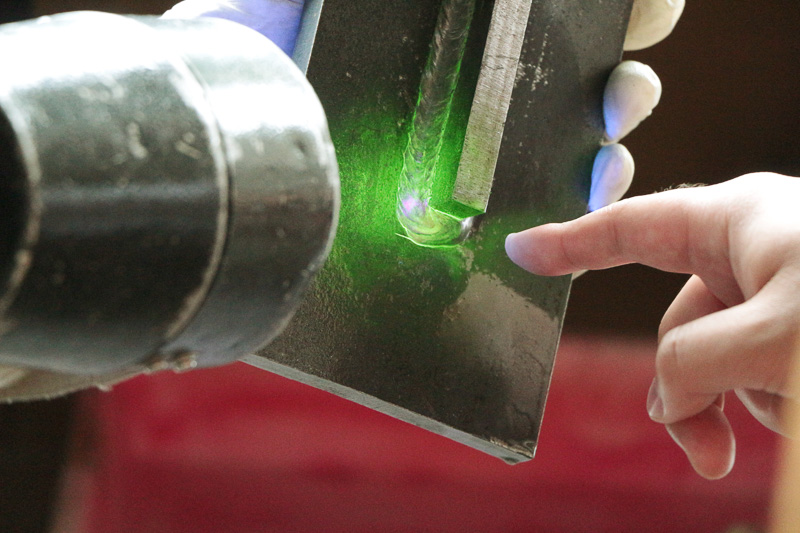 一見、何の問題もなさそうに見える鋼材ではあるが、ちゃんと検査を行えば物質を壊すこともなく損傷を確認できる。指さしている緑色の部分がクラック