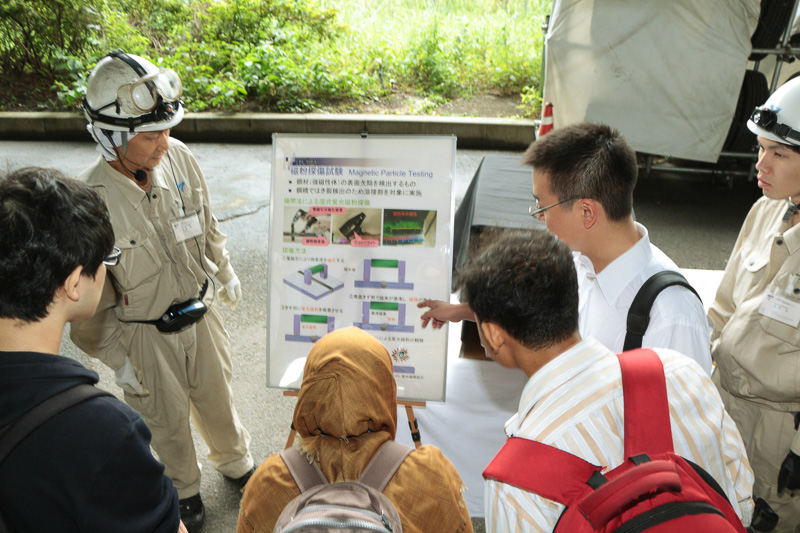 一見、何の問題もなさそうに見える鋼材ではあるが、ちゃんと検査を行えば物質を壊すこともなく損傷を確認できる。指さしている緑色の部分がクラック