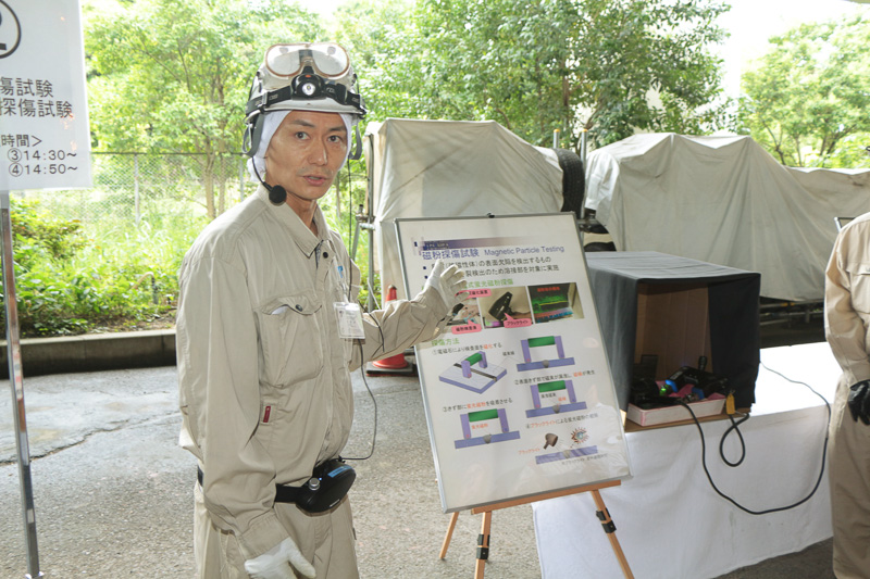 一見、何の問題もなさそうに見える鋼材ではあるが、ちゃんと検査を行えば物質を壊すこともなく損傷を確認できる。指さしている緑色の部分がクラック