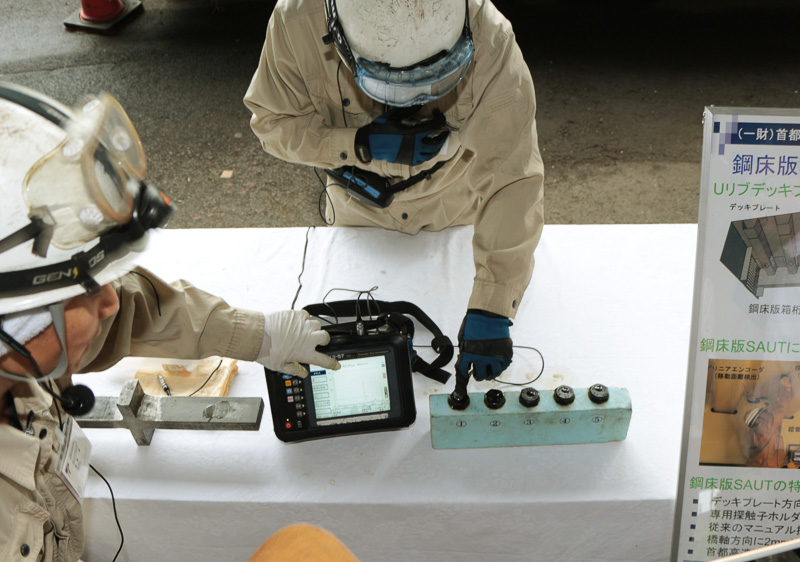 超音波探傷試験のデモ。土木工学専攻の参加者は内容について知っていたようだが、実際の機材を見るのは初めてという学生もいた