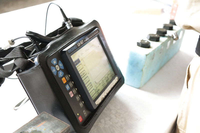 超音波探傷試験のデモ。土木工学専攻の参加者は内容について知っていたようだが、実際の機材を見るのは初めてという学生もいた