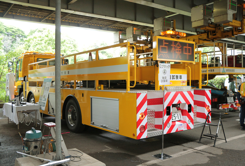 左から「軸重試験車」、「水噴霧点検車」、「ETC用電界強度測定車」。検査内容に合わせアップデートされている車両により、日常から詳密な点検が行われている