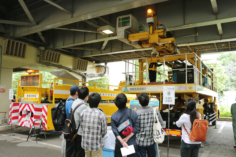 左から「軸重試験車」、「水噴霧点検車」、「ETC用電界強度測定車」。検査内容に合わせアップデートされている車両により、日常から詳密な点検が行われている