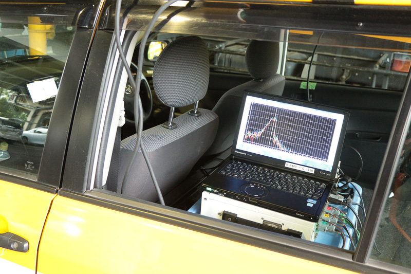 左から「軸重試験車」、「水噴霧点検車」、「ETC用電界強度測定車」。検査内容に合わせアップデートされている車両により、日常から詳密な点検が行われている