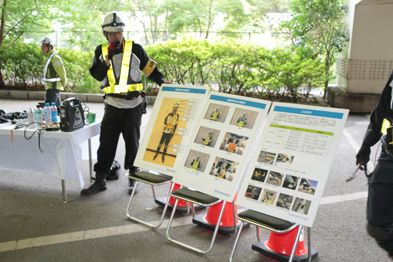 装備の解説に合わせ、高速道路上や高架下の巡回点検や徒歩点検などの日常点検、接近点検を行う定期点検についても説明がされていた