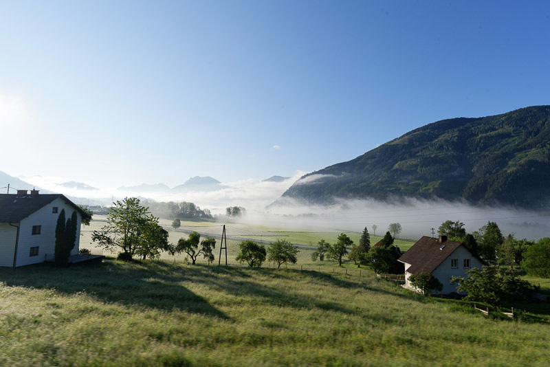 車窓から眺めた早朝のオーストリア。朝起きると、列車はすでに2時間遅れとなっていた