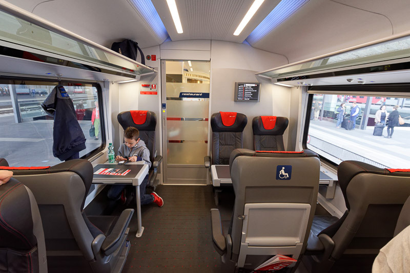 ウィーンから南のウィナーノイシュタットへ向かうレイルジェット。車内はきれいでゆとりがある
