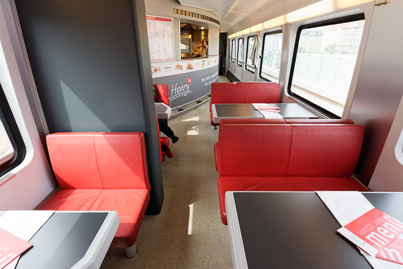 食堂車も備える