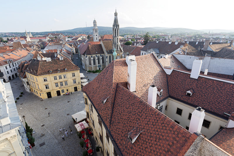 火の見の塔から見下ろすショプロン旧市街の街並み