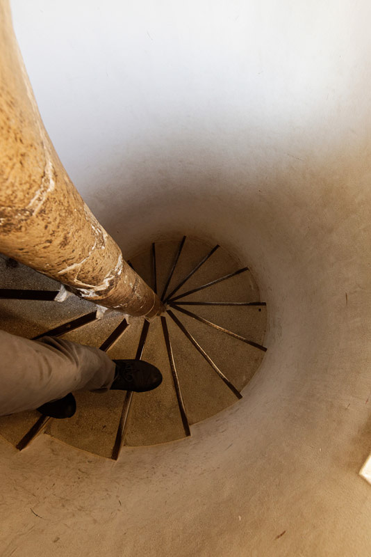 塔を登る。狭く、急ならせん階段