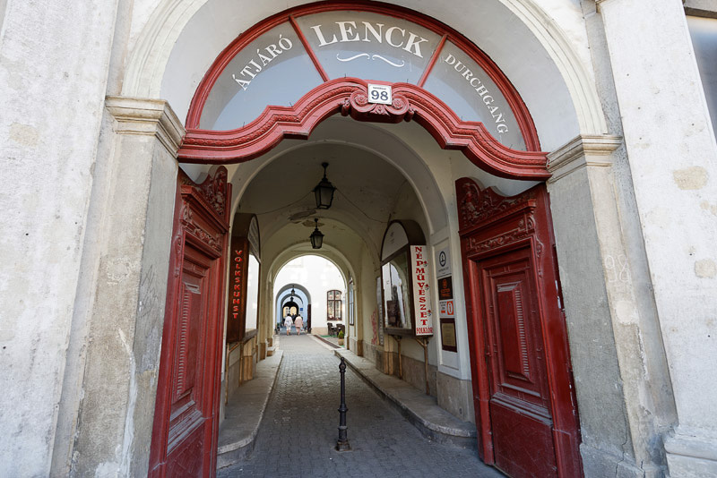 旧市街と外側の市街地を行き来できる近道。もちろん公道から入ることもできる