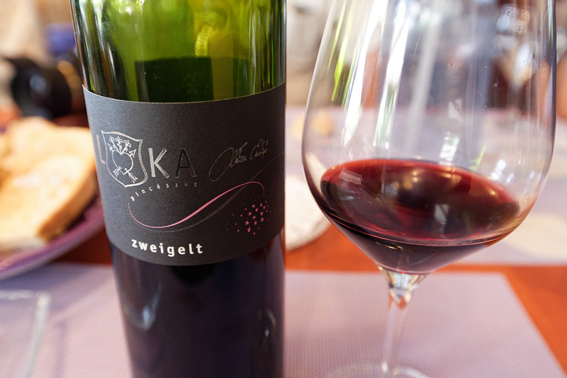 「ツヴァイゲルト」を使用したワイン（写真左）