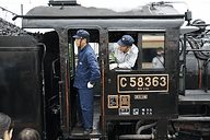 特急レッドアロー号と蒸気機関車「C58」が引く「SLパレオエクスプレス