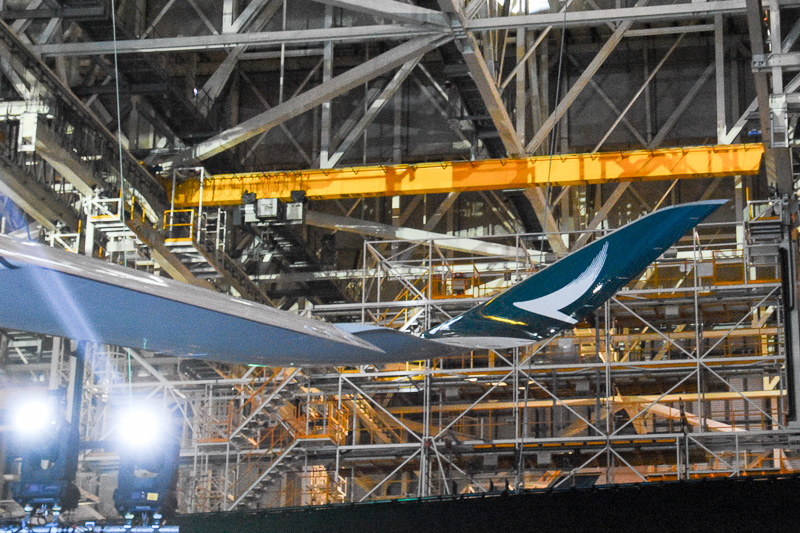 翼端の曲線もA350型機の特徴的なところ。内側にキャセイパシフィック航空の「ブラッシュウイング」が描かれている