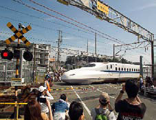 東海道新幹線でただひとつの踏切を新幹線車両に乗ったまま体験
