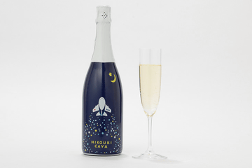 ANAオリジナルボトルのスパークリングワイン「HIKOUKI CAVA」の