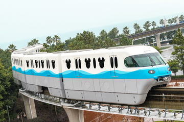 ディズニーリゾートライン、ピンクの新型車両「リゾートライナー