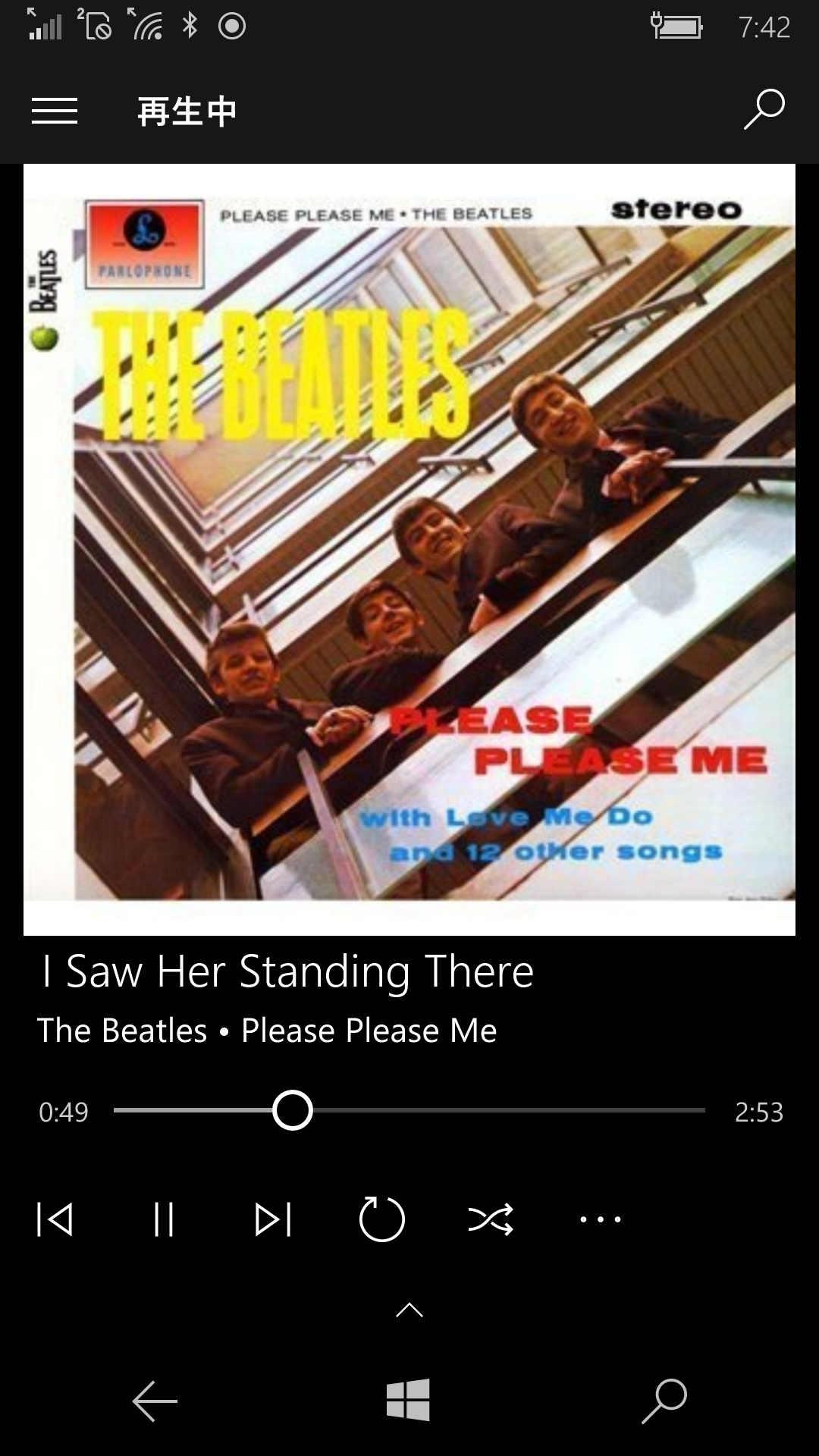 アルバムジャケットなどをタップすれば、そのまま楽曲の再生が始まる。イヤフォンジャックやBluetooth経由でヘッドフォンを接続して音楽を楽しもう