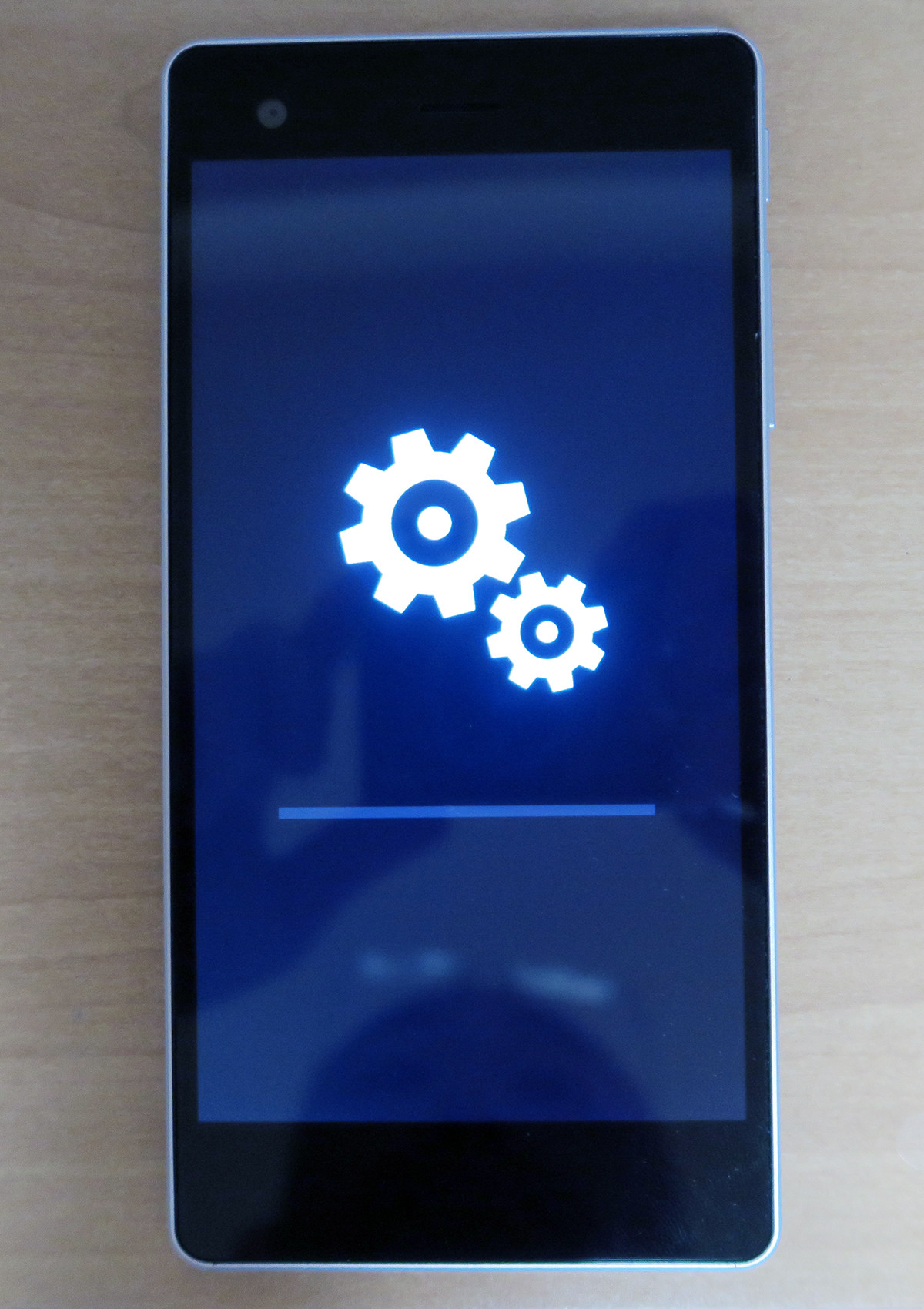 デバイスの電源が1度切れてから、デバイスのロゴが表示される。その後ギアアイコンが周りだし、デバイスの初期化が進むという流れだ。この間はユーザーが操作する必要はない