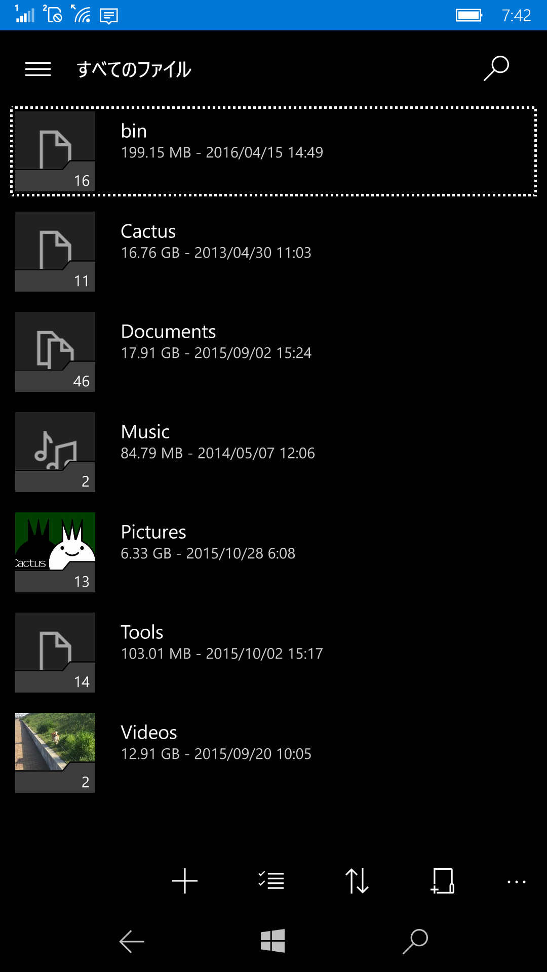 「OneDrive」を起動し、［＋］ボタンをタップして“Screenshots”フォルダー内の画像ファイルをアップロードする