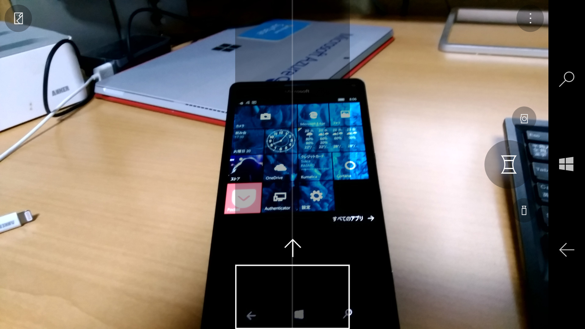 「カメラ」アプリをパノラマ撮影モードに切り換えた状態。矢印の方向にデバイスを傾けていく