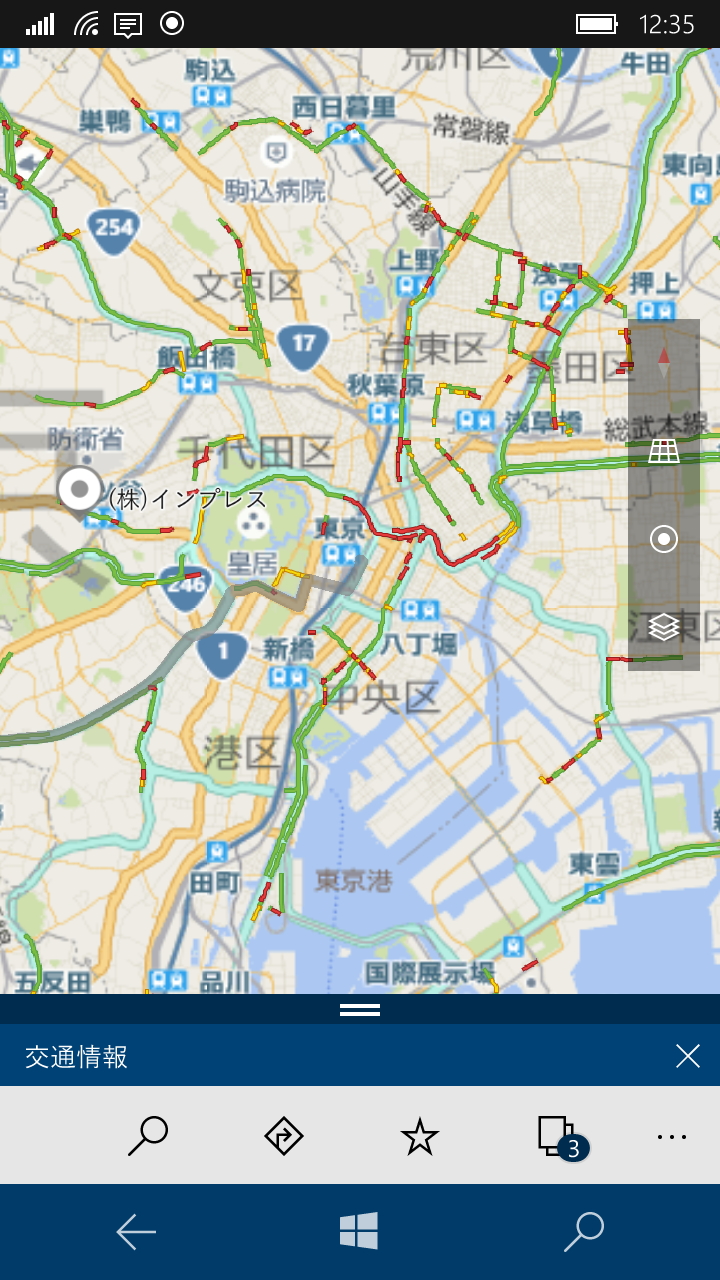 アプリバーにある［交通情報］ボタンを押すと、地図上の道路のうち混雑している区間は黄色で、混雑の激しい区間は赤色で色分けすることができる
