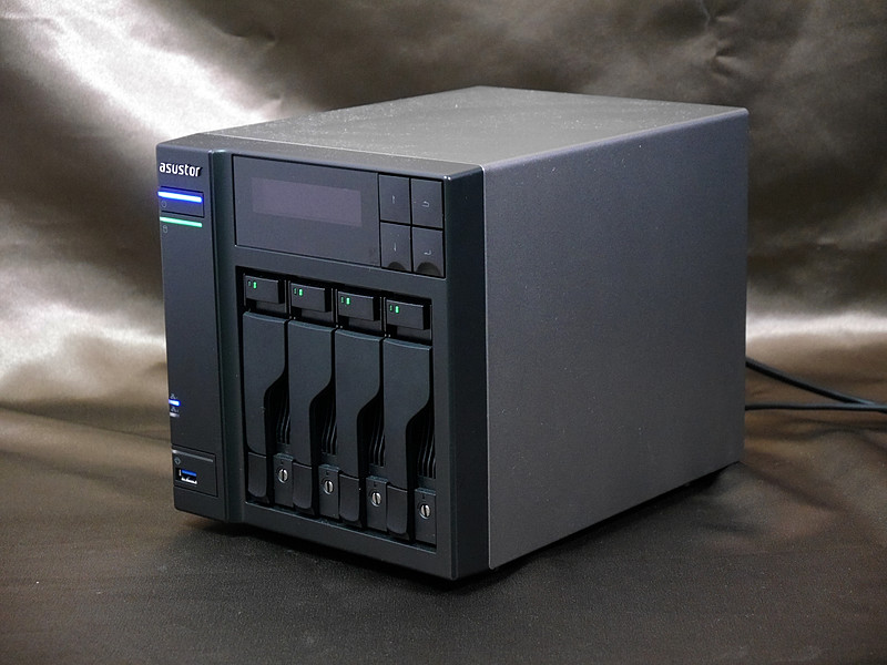 ASUSTOR社のNAS。今回はこのNASにWestern DigitalのNAS向けHDD「<a href="https://www.wdc.com/ja-jp/products/internal-storage/wd-red.html">WD Red</a>」を組み合わせて検証した。