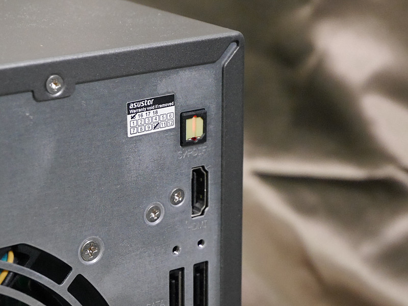 NAS背面のHDMI端子から、HDMIケーブルを経由してテレビに映像を出力することもできます