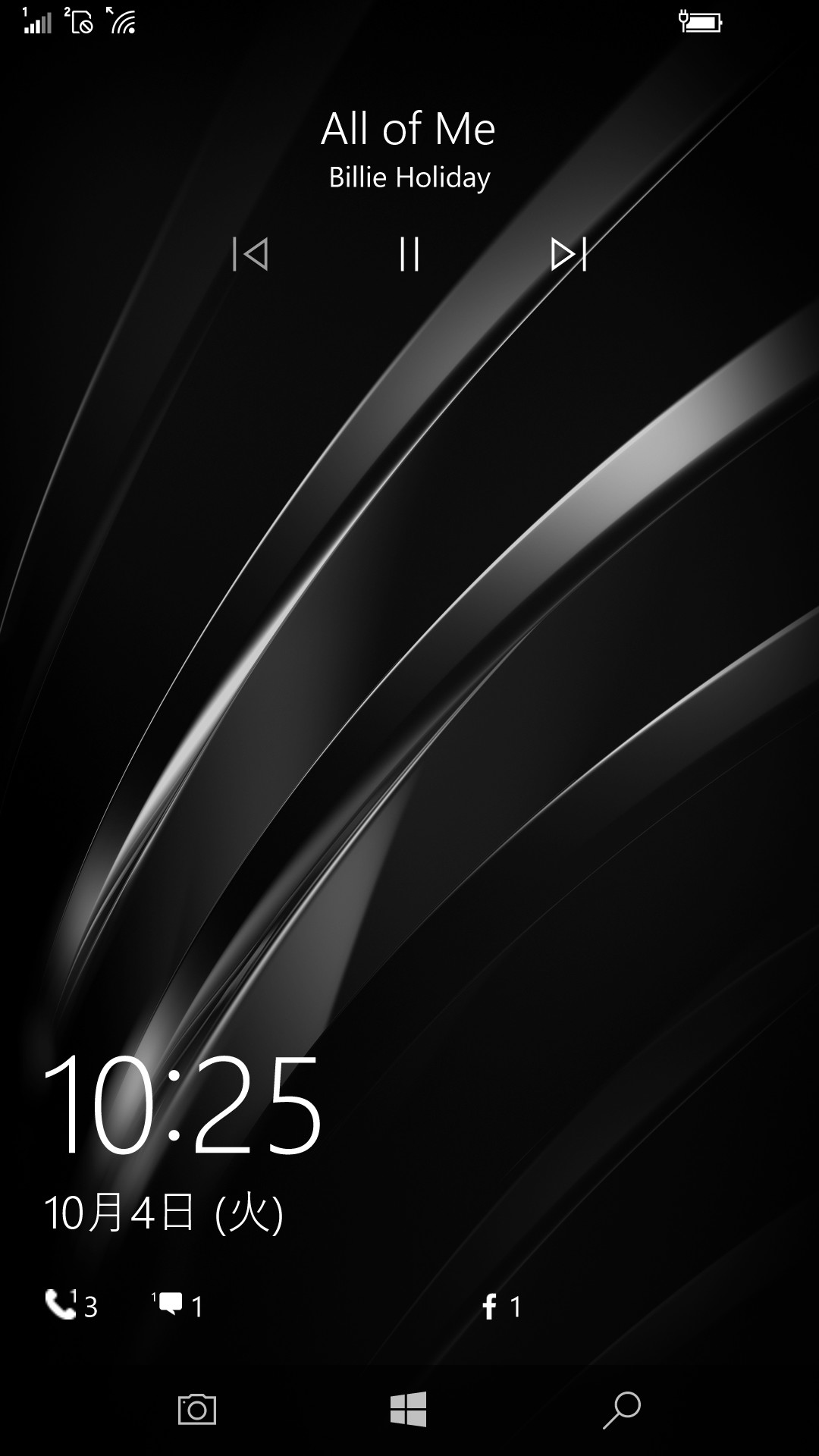 Windows 10 Mobile対応版もバックグラウンドで動作し、ロック画面には再生中の曲名やアーティスト、コントロールが表示される