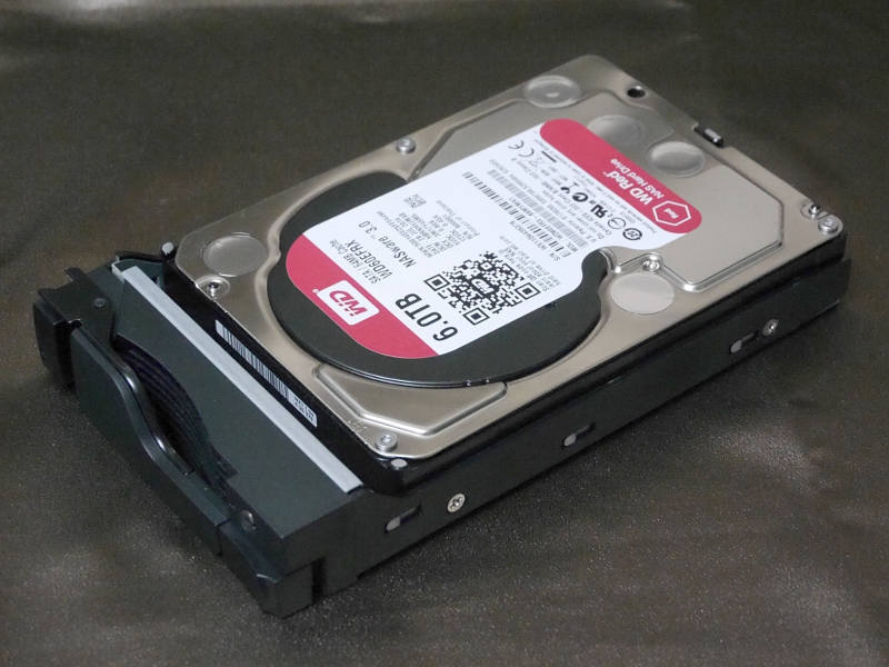 カートリッジ化したHDD。この状態で対応NASへの抜き差しを行ないます