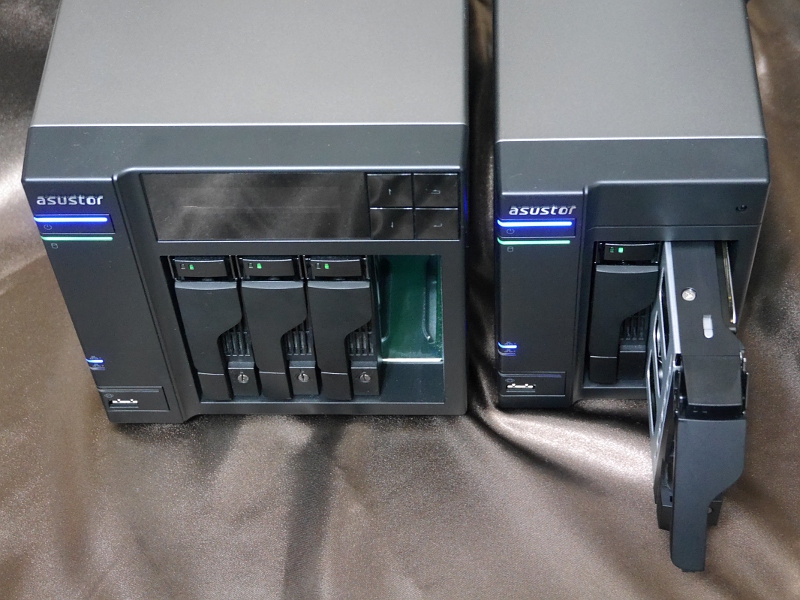 抜いたドライブを別のASUSTOR NASに挿入します