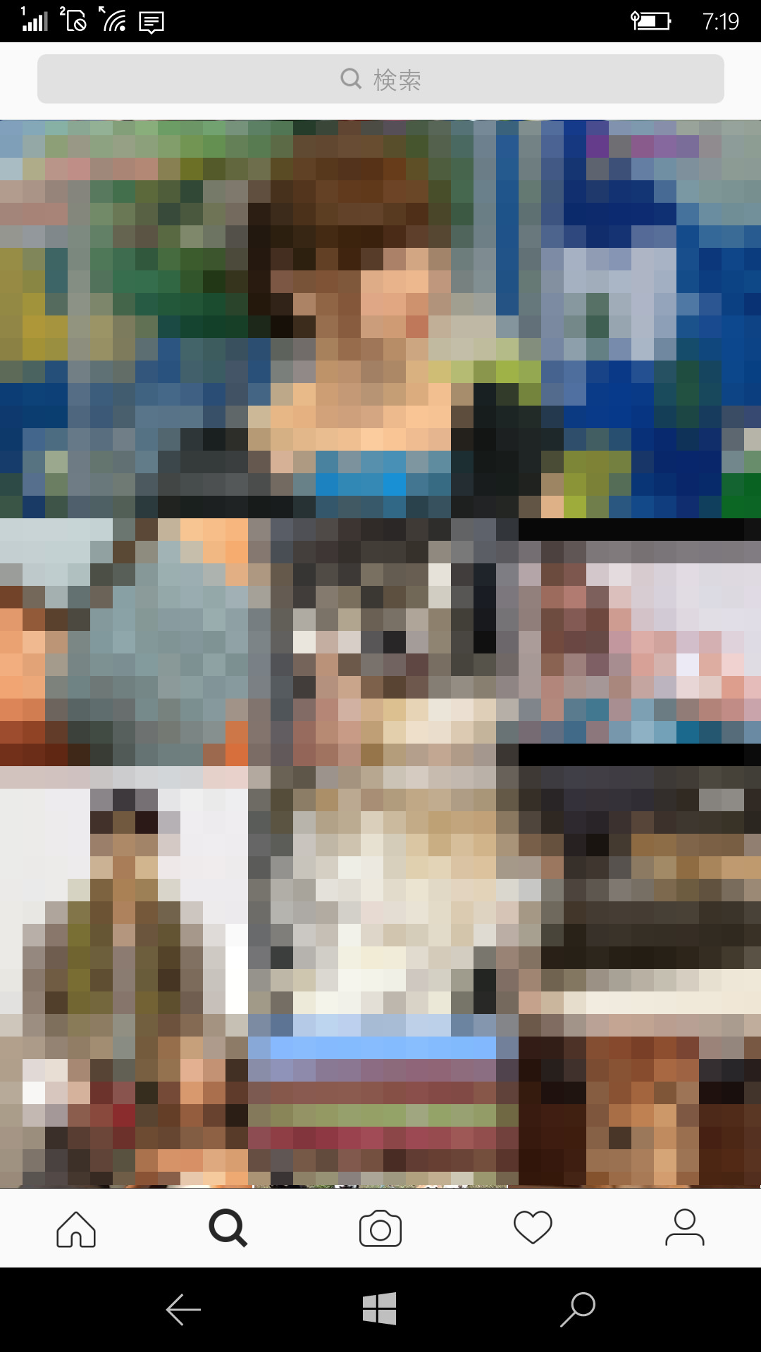 虫眼鏡型アイコンをタップすると画像や動画をキーワードベースで検索できる