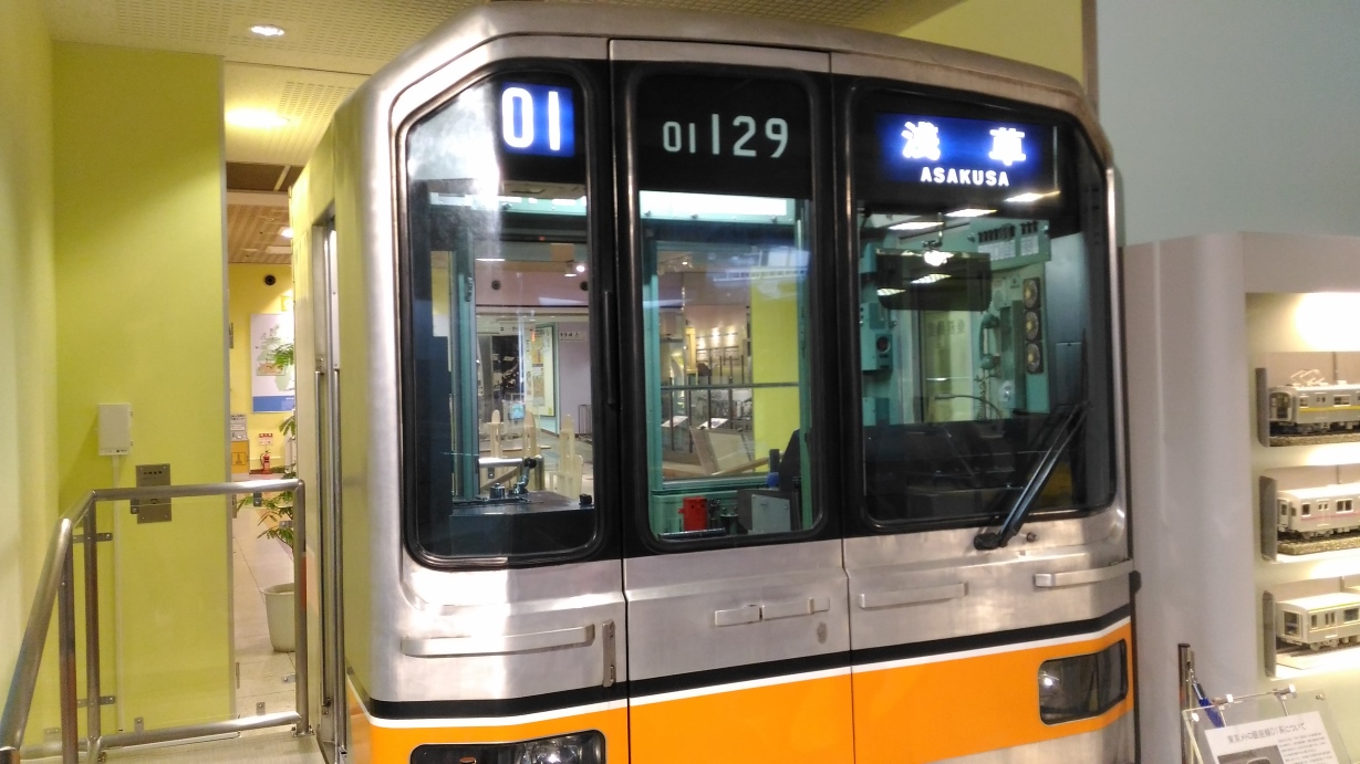 “地下鉄博物館”に展示中の“銀座線01系”と“1001号車”（撮影：中井 浩晶、取材協力：地下鉄博物館）