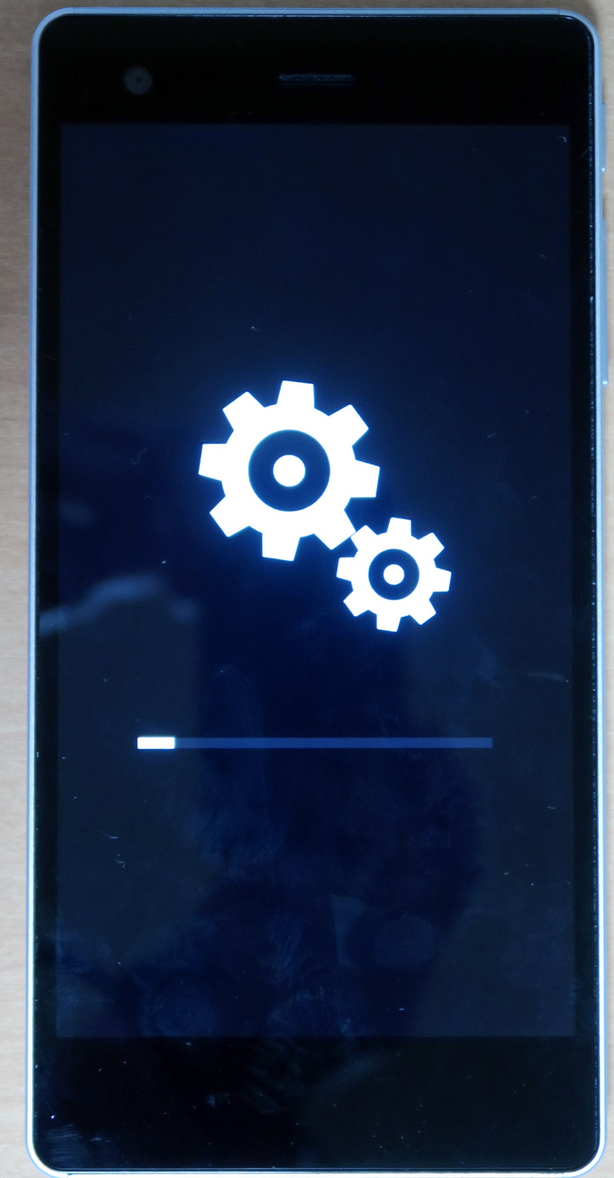 Windows 10 Mobileのリセットが始まるので、そのまま放置する。VAIO Phone Bizの場合、10分程度で終了した
