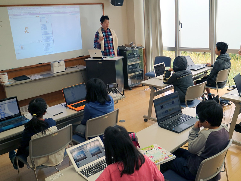 “CoderDojo守谷”の様子。最初は初めて参加する子供のために、「Scratch」の基礎を教えるが、後半は自由に作りたいものを作ってもらう
