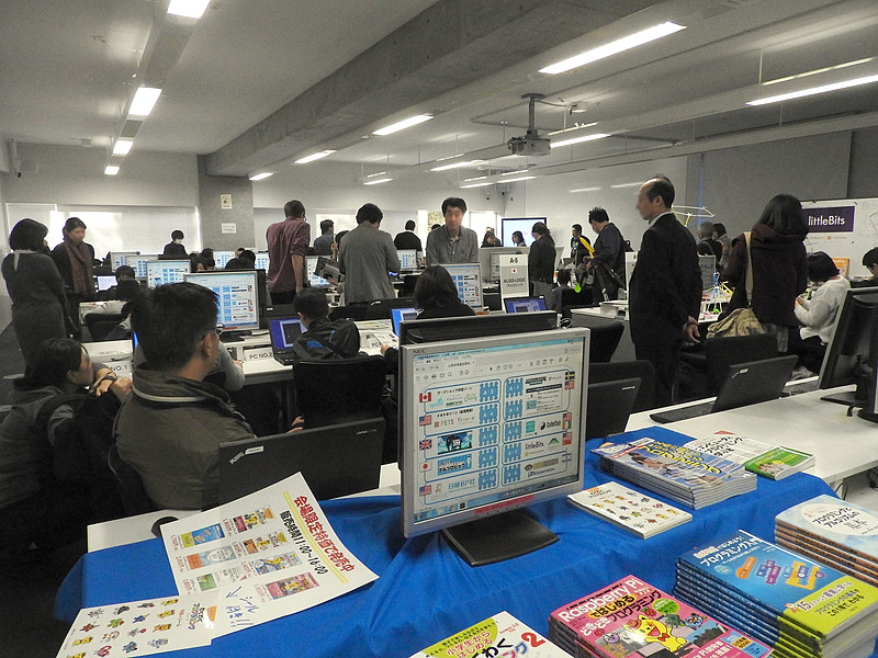 “G7プログラミングラーニングサミット”の展示・体験会場の様子。多くの来場者が詰めかけ、実際にプログラミングツールの体験を行なっていた