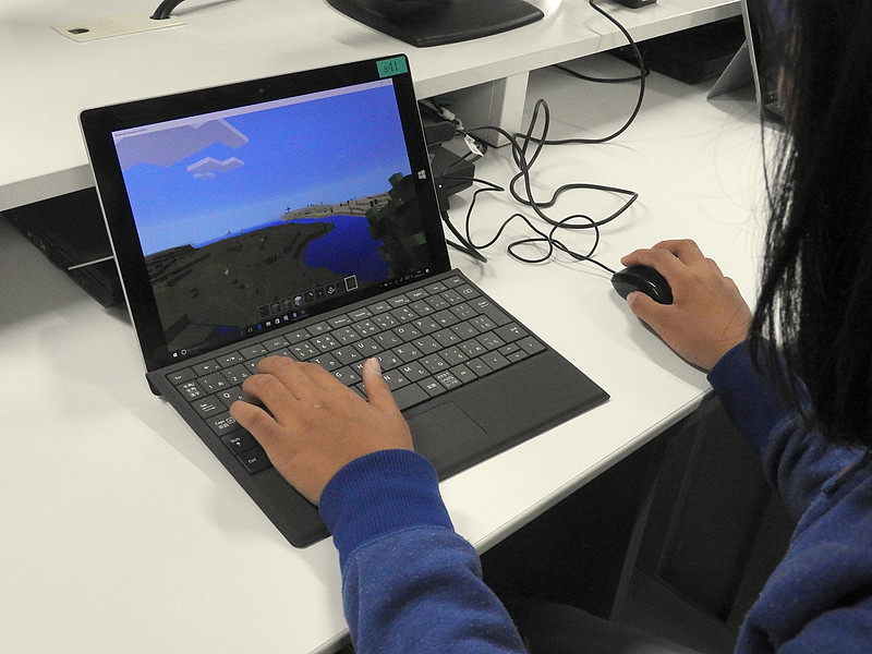 「マインクラフト」は、展示・体験会場での体験のほか、建築ワークショップも開催された。テーマは、“Minecraftでサステナブル(持続可能)な街を作成しよう！”というものである