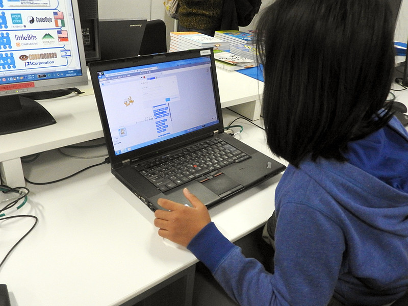 日経BP社のブースには、同社が出版している「Scratch」やプログラミング学習関連書籍の販売コーナーと「Scratch」体験コーナーが用意されていた